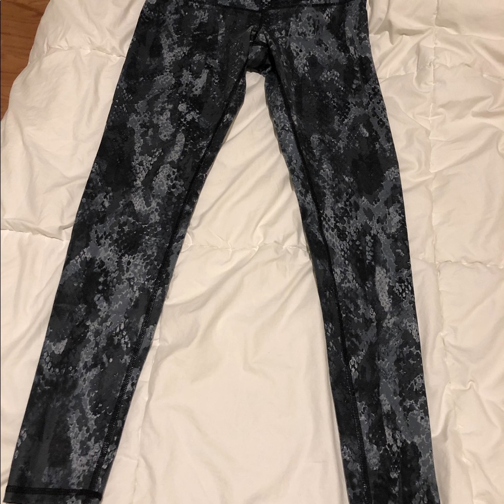 Small Alo Yoga Mid-Rise Pants